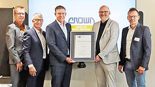 Ken Dufford, Crowns Vice President Europe (Dritter von rechts), und Werksleiter Mario Kulzer (Zweiter von links) nehmen die Urkunde der IHK entgegen. Ken Dufford, Crowns Vice President Europe (Dritter von rechts), und Werksleiter Mario Kulzer (Zweiter von links) nehmen die Urkunde der IHK entgegen.