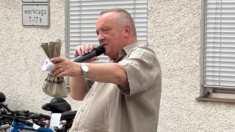 Auktionator Hans Herrmann versteigerte auch ein Säckchen der Deutschen Bundesbank - was da wohl drin war? Auktionator Hans Herrmann versteigerte auch ein Säckchen der Deutschen Bundesbank - was da wohl drin war?