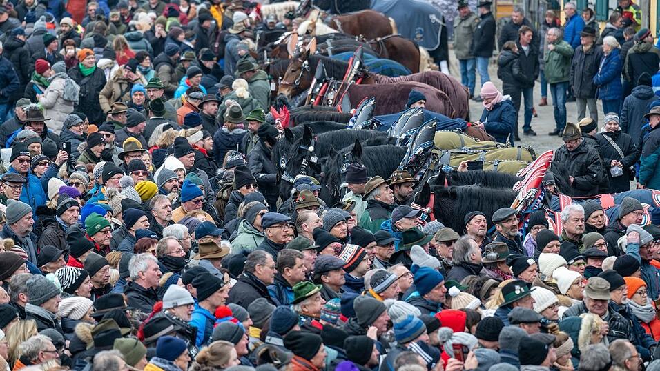 Tausende Besucher tummeln sich bei dem Fest.