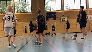 Es wurde auch Fußball gekickt.