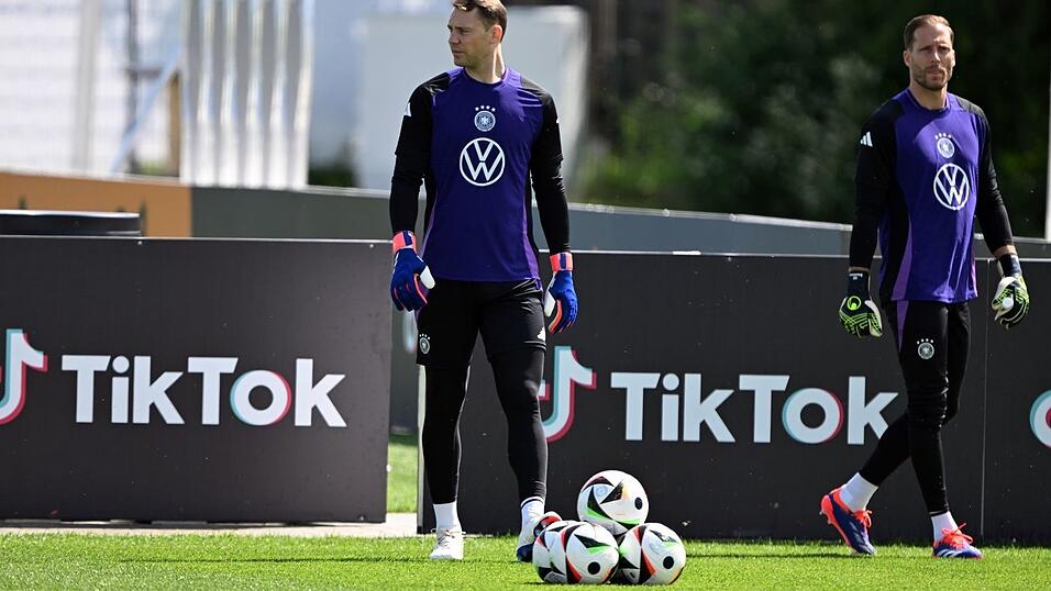 Das Duell der Torh&uuml;ter Neuer und Baumann (r) ist in den Fokus ger&uuml;ckt. (Archivbild)