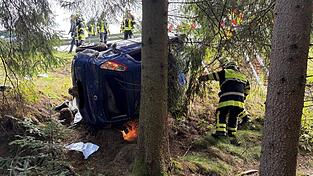 Der Wagen des 20-Jährigen krachte gegen einen Baum und blieb auf der Seite liegen. Der Wagen des 20-Jährigen krachte gegen einen Baum und blieb auf der Seite liegen.