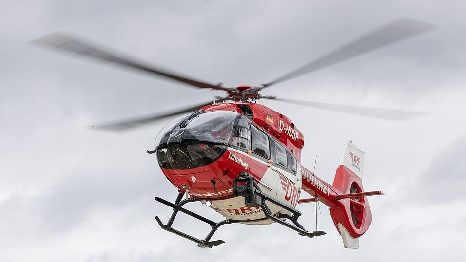 Der Neunjährige wurde mit einem Rettungshubschrauber ins Krankenhaus geflogen. (Symbolbild) Der Neunjährige wurde mit einem Rettungshubschrauber ins Krankenhaus geflogen. (Symbolbild)