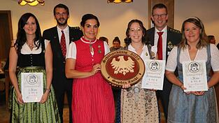 Die Schützenkönigin Sophia Zankl (3.v.r.) erhielt von der Schützenliesl Sonja Rumeri (3.v.l.) die Königsscheibe überreicht, rechts 1. Ritterin Tamara Eggersdorfer und links 2. Ritterin Sandra Endl.