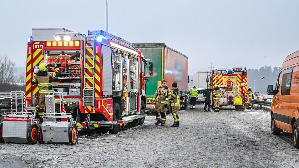 Auf glatten Straßen gab es zahlreiche Unfälle. Auf glatten Straßen gab es zahlreiche Unfälle.