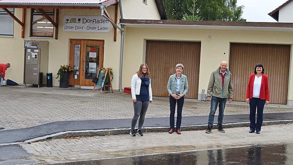 Freuen sich über die neuen Parkplätze: Ladenleiterin Veronika Schwanner, zweite Bürgermeisterin Ursula Beck, Geschäftsführer Frank Nießen und Bürgermeisterin Andrea Weiß (v.l.). Freuen sich über die neuen Parkplätze: Ladenleiterin Veronika Schwanner, zweite Bürgermeisterin Ursula Beck, Geschäftsführer Frank Nießen und Bürgermeisterin Andrea Weiß (v.l.).