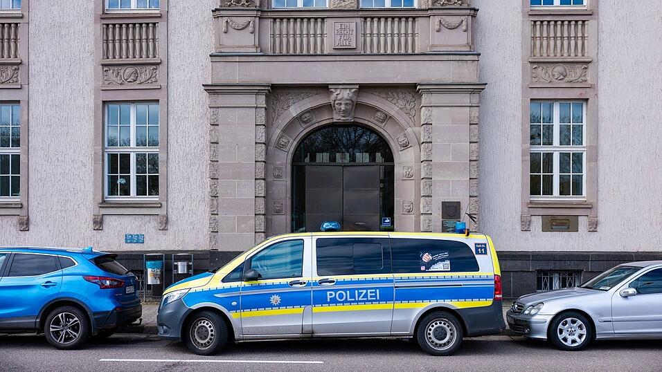 Ein Fahrzeug der Polizei steht vor dem Landgericht Saarbr&uuml;cken.