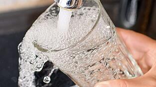 In W&uuml;rzburg und Gerbrunn muss das Wasser abgekocht werden. (Symbolbild)