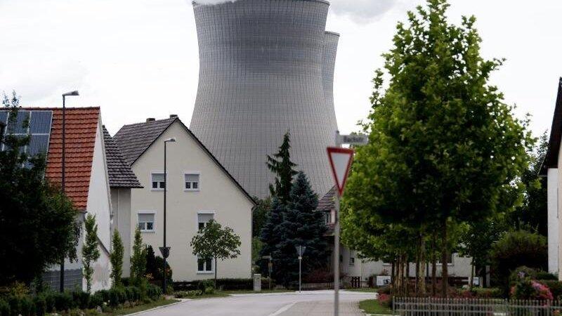 Die Kühltürme vom Atomkraftwerk Gundremmingen bei Günzburg sind zwischen Wohnhäusern zu sehen. Die Kühltürme vom Atomkraftwerk Gundremmingen bei Günzburg sind zwischen Wohnhäusern zu sehen.
