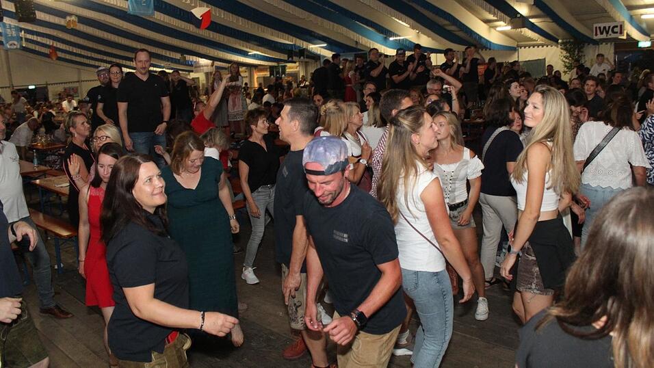 Zur Musik von Headless wurde ausgelassen gefeiert.