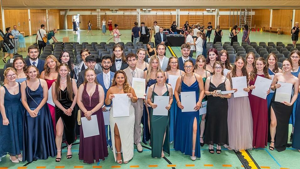 Ein Jahrgang, den es eigentlich nicht geben sollte: 34 Abiturienten haben in der Turnhalle des HLG ihre Zeugnisse verliehen bekommen. Sie sind als einer der letzten G8-Jahrgänge verabschiedet worden, der regulär zwölf, statt wie im G9-Jahrgang 13 Jahre Schulausbildung umfasst. Ein Jahrgang, den es eigentlich nicht geben sollte: 34 Abiturienten haben in der Turnhalle des HLG ihre Zeugnisse verliehen bekommen. Sie sind als einer der letzten G8-Jahrgänge verabschiedet worden, der regulär zwölf, statt wie im G9-Jahrgang 13 Jahre Schulausbildung umfasst.
