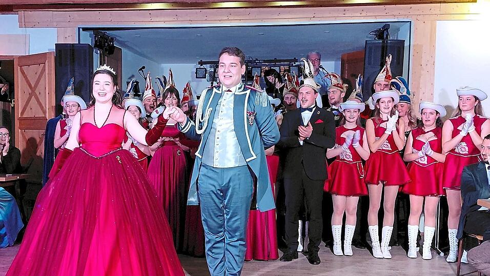 Mit Schwung und Charme tanzte Prinzenpaar Johanna und Florian ihren romantischen Walzer &bdquo;Gold und Silber&ldquo; von Franz Leh&aacute;r.