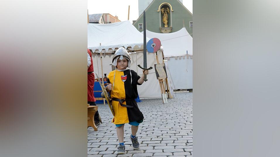 Mittelalter-Flair und super Stimmung: Die lange Einkaufsnacht 'Schlaflos' war gleichzeitig der Auftakt zum Mittelalter-Fest in Straubing. Mittelalter-Flair und super Stimmung: Die lange Einkaufsnacht 'Schlaflos' war gleichzeitig der Auftakt zum Mittelalter-Fest in Straubing.