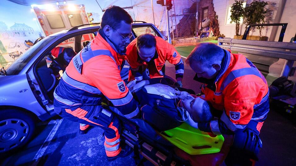 Die Arbeit im Rettungsdienst ist enorm wichtig, aber auch sehr belastend. Vor allem die schlechten Rahmenbedingungen sorgen dafür, dass viele Azubis bereits während ihrer Ausbildung die Motivation verlieren. Die Arbeit im Rettungsdienst ist enorm wichtig, aber auch sehr belastend. Vor allem die schlechten Rahmenbedingungen sorgen dafür, dass viele Azubis bereits während ihrer Ausbildung die Motivation verlieren.