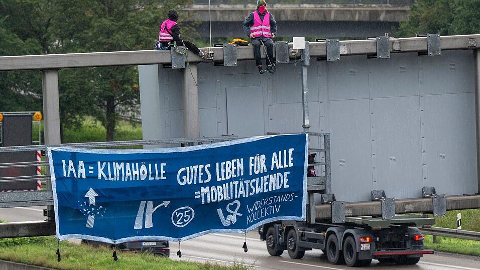 Mit einer Straßenblockade auf der Autobahn A9 in München protestierten Umweltaktivisten im morgendlichen Berufsverkehr gegen die Internationale Automobil-Ausstellung (IAA). Mit einer Straßenblockade auf der Autobahn A9 in München protestierten Umweltaktivisten im morgendlichen Berufsverkehr gegen die Internationale Automobil-Ausstellung (IAA).
