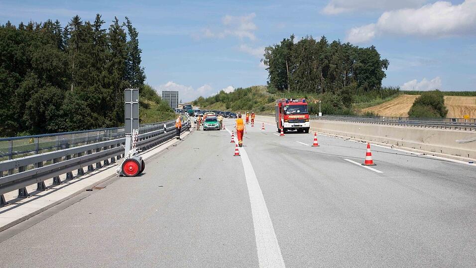 Horror-Unfall am Sonntag auf der B15 neu bei Neufahrn im Landkreis Landshut. Ein 26-jähriger Mann wurde dabei lebensgefährlich verletzt.