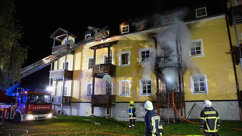 Beim Brand eines Mehrfamilienhaus in Reisbach sind in der Nacht auf Samstag vier Menschen ums Leben gekommen. Mindestens 20 weitere wurden verletzt. Beim Brand eines Mehrfamilienhaus in Reisbach sind in der Nacht auf Samstag vier Menschen ums Leben gekommen. Mindestens 20 weitere wurden verletzt.