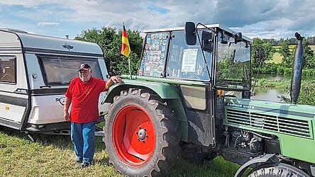Der 82-jährige Johann Frech war aus dem schwäbischen Schönberg über 300 Kilometer angereist und wurde deshalb für die weiteste Anreise auf eigener Achse ausgezeichnet.