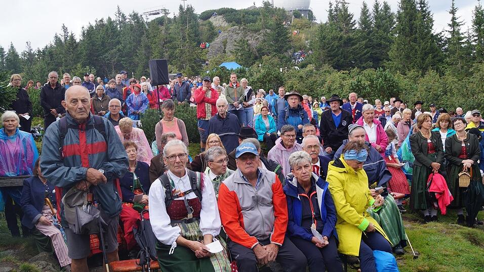 Wegen des Regens kamen weniger Besucher zur Arberkirchweih als in den letzten Jahren. Wegen des Regens kamen weniger Besucher zur Arberkirchweih als in den letzten Jahren.