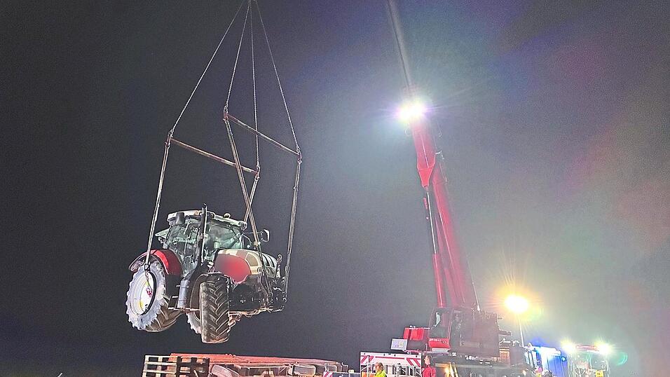 Mit einem Schwerlastkran wurde der Traktor auf einen Tieflader gehoben. Mit einem Schwerlastkran wurde der Traktor auf einen Tieflader gehoben.