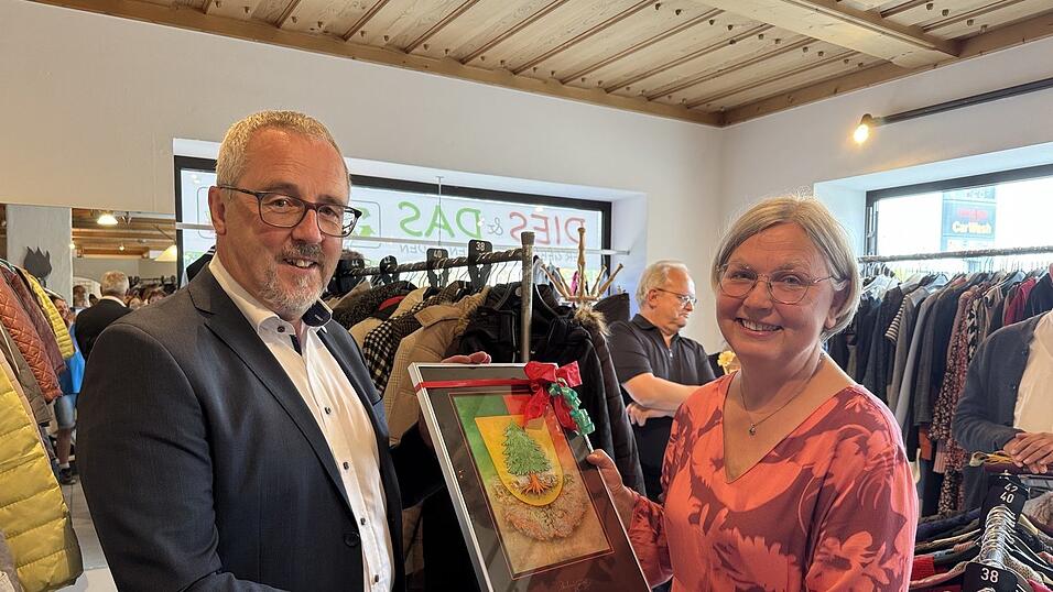 Hans Greil überreicht das Stadtwappen an Maria Wanninger Hans Greil überreicht das Stadtwappen an Maria Wanninger