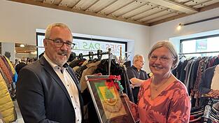 Hans Greil überreicht das Stadtwappen an Maria Wanninger Hans Greil überreicht das Stadtwappen an Maria Wanninger