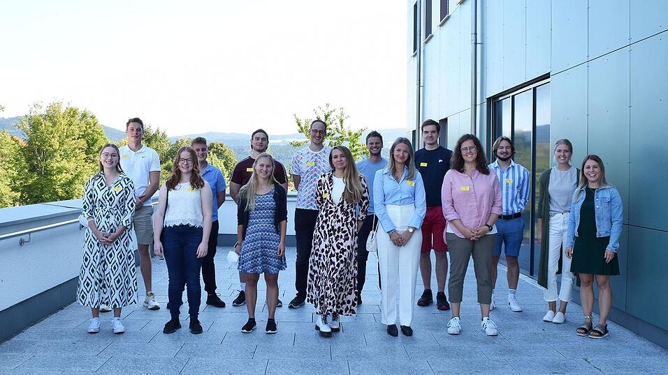 Stellvertretende Personalleiterin Susanne Geier (rechts) und Eva Liebhaber, Mitarbeiterin der Personalabteilung (Zweite von rechts), mit einem Teil der Klinikstudenten. Stellvertretende Personalleiterin Susanne Geier (rechts) und Eva Liebhaber, Mitarbeiterin der Personalabteilung (Zweite von rechts), mit einem Teil der Klinikstudenten.
