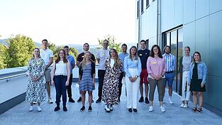 Stellvertretende Personalleiterin Susanne Geier (rechts) und Eva Liebhaber, Mitarbeiterin der Personalabteilung (Zweite von rechts), mit einem Teil der Klinikstudenten. Stellvertretende Personalleiterin Susanne Geier (rechts) und Eva Liebhaber, Mitarbeiterin der Personalabteilung (Zweite von rechts), mit einem Teil der Klinikstudenten.