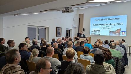 Zahlreiche B&uuml;rger waren am Donnerstagabend zur B&uuml;rgerversammlung ins neuen Prackenbacher Feuerwehrhaus gekommen.