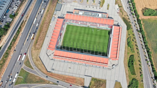 Eher wenig Hoffnung gibt es, dass das Jahnstadion schnell wieder seine rote Farbe zur&uuml;ckbekommt.