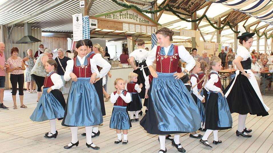 Die jungen Kudlhuber Trachtler bereicherten den Seniorennachmittag mit ihren Auftritten. Die jungen Kudlhuber Trachtler bereicherten den Seniorennachmittag mit ihren Auftritten.