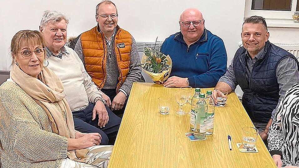 Mit Gerhard Krampfl (3.v.r.) hat die Stadtratsfraktion der Freien Wähler mit Heidi Koschollek (l), Monika Beham, Stefan Fisch und Werner Zellner eine erfahrene Verstärkung bekommen. Wer ab April den Fraktionsvorsitz von Reinhard Leuschner (2.v.l.) übernimmt, soll in einem internen Gespräch vereinbart werden. Mit Gerhard Krampfl (3.v.r.) hat die Stadtratsfraktion der Freien Wähler mit Heidi Koschollek (l), Monika Beham, Stefan Fisch und Werner Zellner eine erfahrene Verstärkung bekommen. Wer ab April den Fraktionsvorsitz von Reinhard Leuschner (2.v.l.) übernimmt, soll in einem internen Gespräch vereinbart werden.