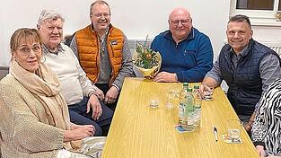 Mit Gerhard Krampfl (3.v.r.) hat die Stadtratsfraktion der Freien Wähler mit Heidi Koschollek (l), Monika Beham, Stefan Fisch und Werner Zellner eine erfahrene Verstärkung bekommen. Wer ab April den Fraktionsvorsitz von Reinhard Leuschner (2.v.l.) übernimmt, soll in einem internen Gespräch vereinbart werden. Mit Gerhard Krampfl (3.v.r.) hat die Stadtratsfraktion der Freien Wähler mit Heidi Koschollek (l), Monika Beham, Stefan Fisch und Werner Zellner eine erfahrene Verstärkung bekommen. Wer ab April den Fraktionsvorsitz von Reinhard Leuschner (2.v.l.) übernimmt, soll in einem internen Gespräch vereinbart werden.