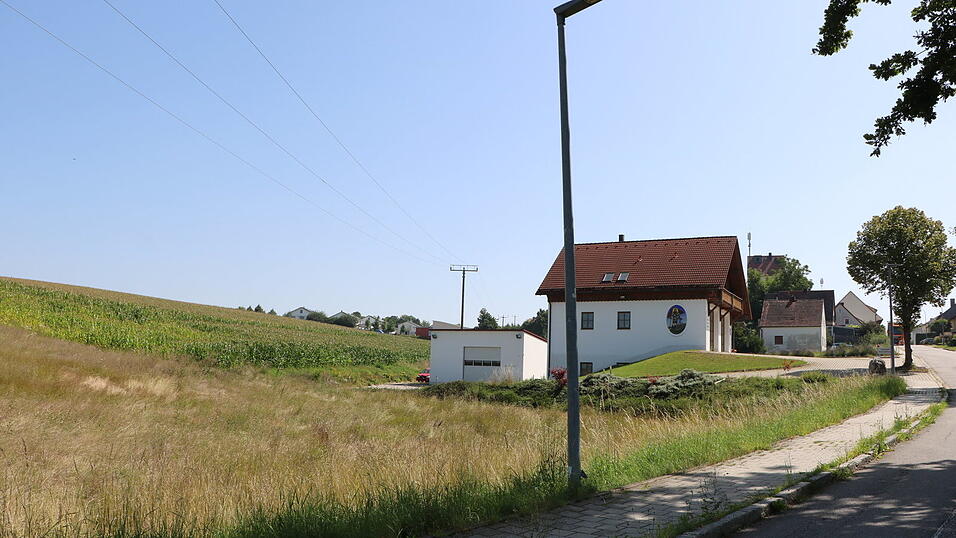 Rund um das Volkenschwander Feuerwehrhaus mit den aktuell gro&szlig;en Maisfl&auml;chen sehen die Planungen ein Einzelhandelsprojekt und Wohnbebauung durch einen Investor vor.