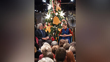Reinhart Hoffmann und Gaby Butz als Wachmann Josef und Putzfrau Maria vor absolut bühnenbildtauglicher Deko. Reinhart Hoffmann und Gaby Butz als Wachmann Josef und Putzfrau Maria vor absolut bühnenbildtauglicher Deko.