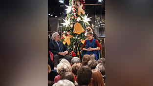 Reinhart Hoffmann und Gaby Butz als Wachmann Josef und Putzfrau Maria vor absolut bühnenbildtauglicher Deko. Reinhart Hoffmann und Gaby Butz als Wachmann Josef und Putzfrau Maria vor absolut bühnenbildtauglicher Deko.