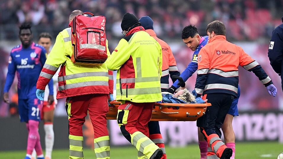 Benedict Hollerbach wird vom Platz getragen.