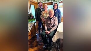 Helga und Richard Inkoferer freuten sich &uuml;ber den Gratulationsbesuch von B&uuml;rgermeister Neubauer (l.) und Gemeindereferentin Franziska Rund (r.).