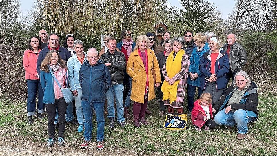 Auch einige „Opas“ waren beim Spaziergang dabei. Auch einige „Opas“ waren beim Spaziergang dabei.
