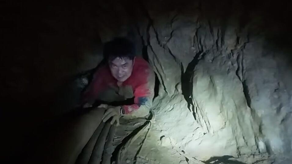 Die Retter mussten sich durch extrem enge Tunnel k&auml;mpfen.