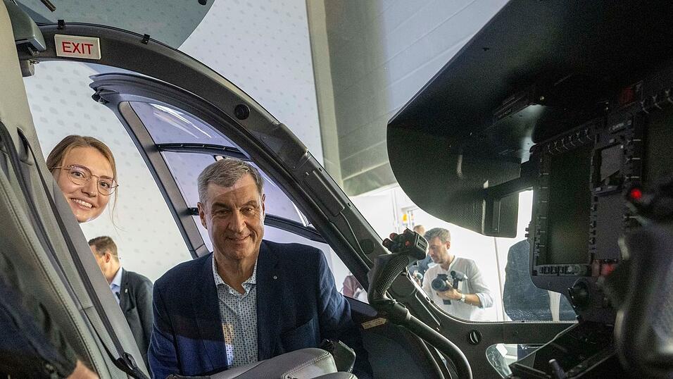 Ministerpräsident Markus Söder lässt sich von Pilotin Vanessa Lutz das Cockpit erklären. Ministerpräsident Markus Söder lässt sich von Pilotin Vanessa Lutz das Cockpit erklären.