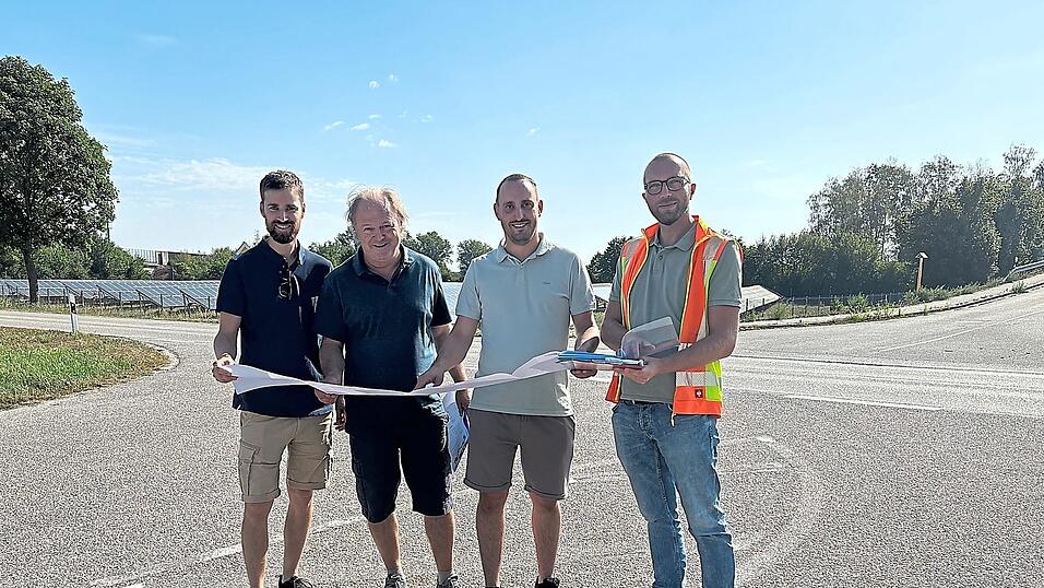 Zum Projektstart trafen sich vor Ort : Michael Hutzenthaler (Bauamt), Georg Lackermeier (Ingenieurbüro Ferstl), Zweiter Bürgermeister Michael Bruckmoser und Andreas Hackinger (Bauleitung, Firma Streicher). Zum Projektstart trafen sich vor Ort : Michael Hutzenthaler (Bauamt), Georg Lackermeier (Ingenieurbüro Ferstl), Zweiter Bürgermeister Michael Bruckmoser und Andreas Hackinger (Bauleitung, Firma Streicher).
