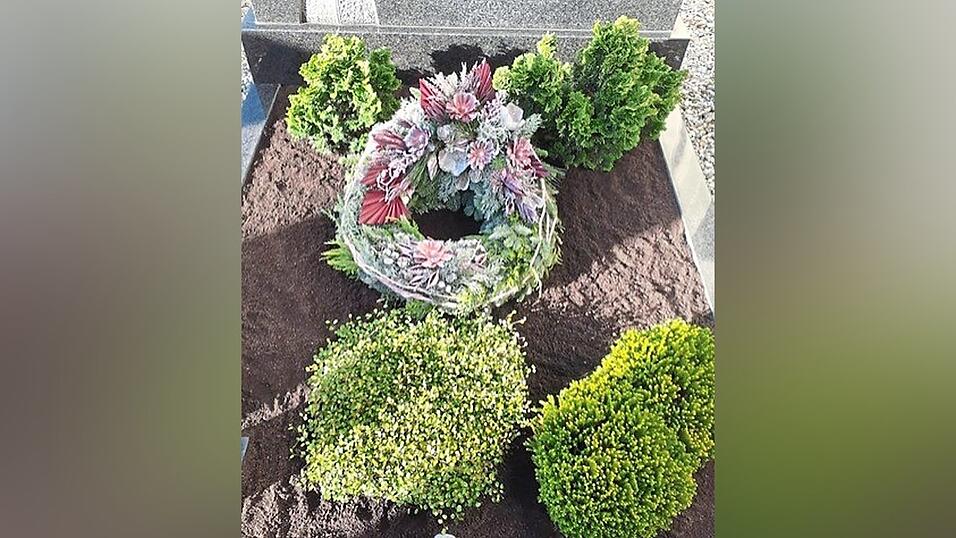 J&auml;hrlich sieht das Grab anders aus: Letztes Jahr schm&uuml;ckte es ein Kranz.