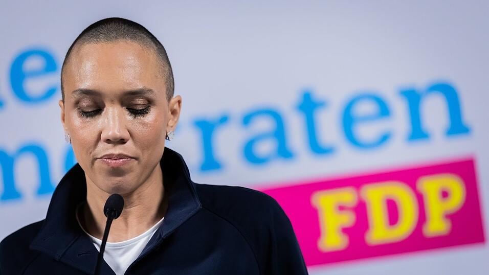 FDP-Generalsekretärin Büttner musste bereits die zweite herbe Wahlniederlage in diesem Jahr erklären. FDP-Generalsekretärin Büttner musste bereits die zweite herbe Wahlniederlage in diesem Jahr erklären.