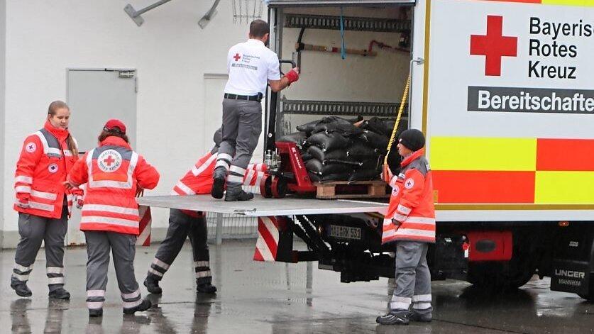 Auch das BRK half tatkräftig beim Sandsacktransport mit. Auch das BRK half tatkräftig beim Sandsacktransport mit.