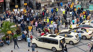 Im Juli demonstrierten Taxifahrer vor dem Rathaus. (Archivbild)