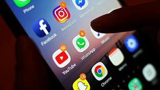 Junge Menschen nutzen soziale Medien am intensivsten. (Symbolbild) Junge Menschen nutzen soziale Medien am intensivsten. (Symbolbild)