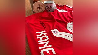 Wer bietet mehr? Das Trikot mit der Unterschrift von Harry Kane gibt es am Samstag auf dem Chamer Volksfest zu steigern. Wer bietet mehr? Das Trikot mit der Unterschrift von Harry Kane gibt es am Samstag auf dem Chamer Volksfest zu steigern.