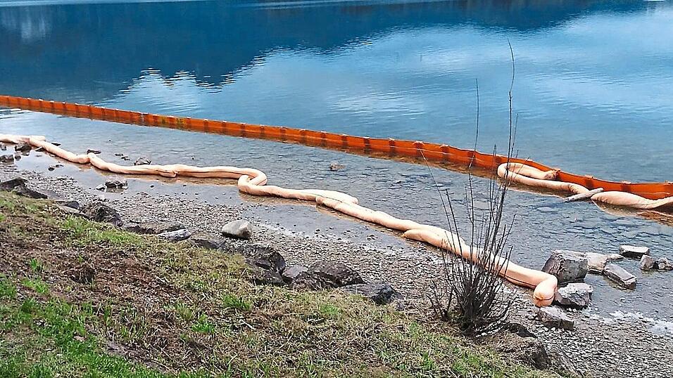 Die Feuerwehr Kochel hat Ölsperren errichtet. Die Feuerwehr Kochel hat Ölsperren errichtet.