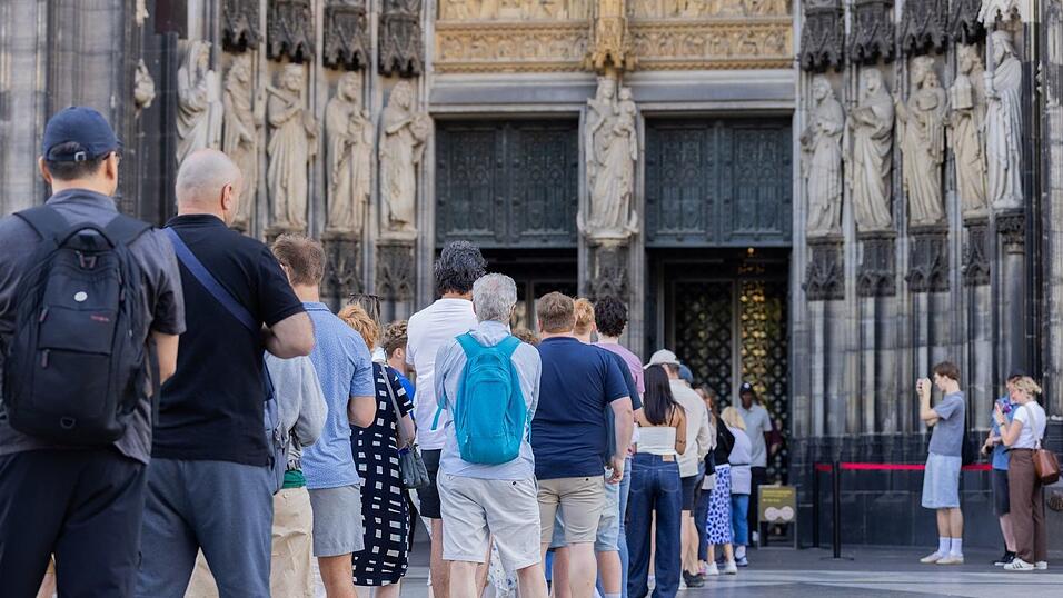 Vor Einlassbeginn bildete sich eine kleine Schlange vor dem Dom-Haupteingang.